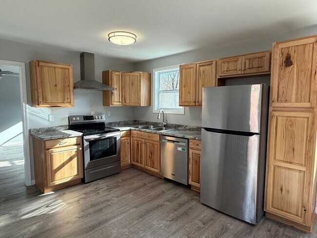 Building Photo - Private 3 bed 2bath house in North Johnson City! - Available NOW