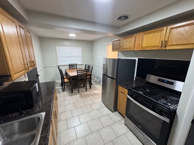 Building Photo - Charming 3BR Ground Floor Unit in South Euclid