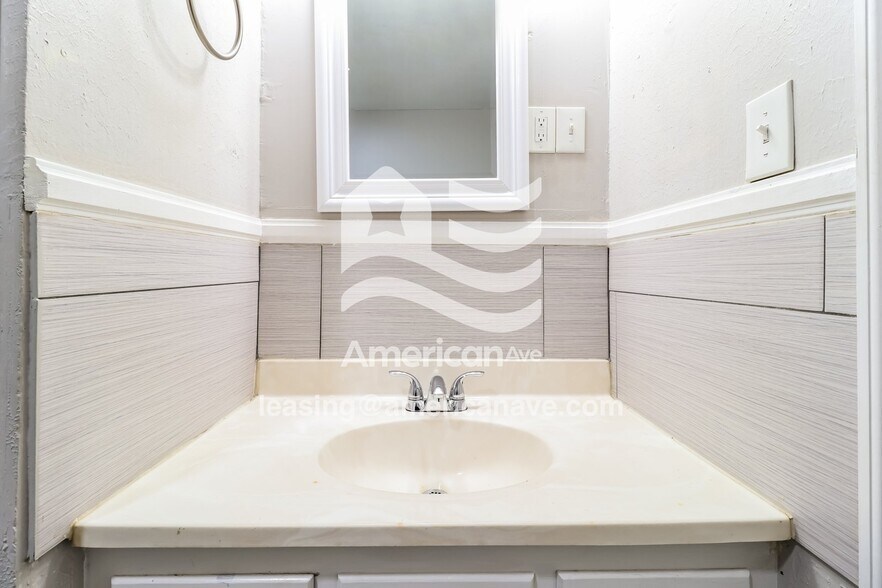 Building Photo - 3716 Sycamore St