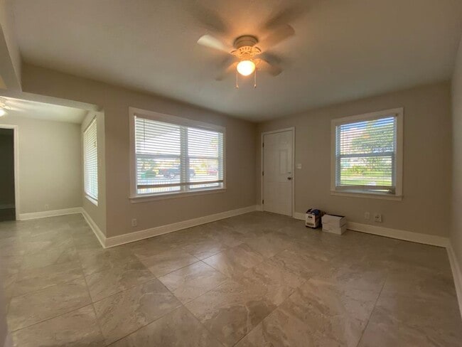 Building Photo - Two Bedroom Beachside Duplex with Garage!