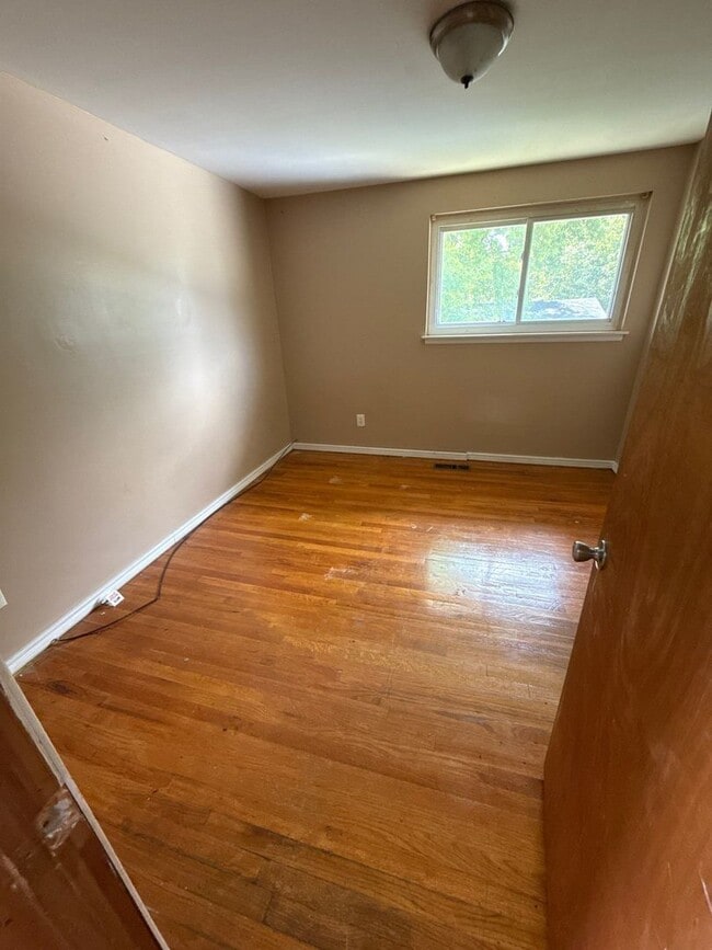 Building Photo - 4 Bedroom home in Clinton Township