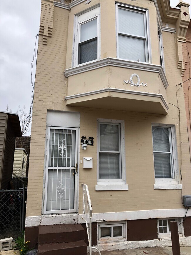 Primary Photo - 808 W Schiller St