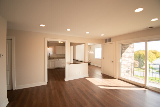 Building Photo - 14949 Lake View Dr