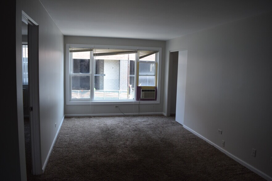 Building Photo - 6341 W Belmont Ave