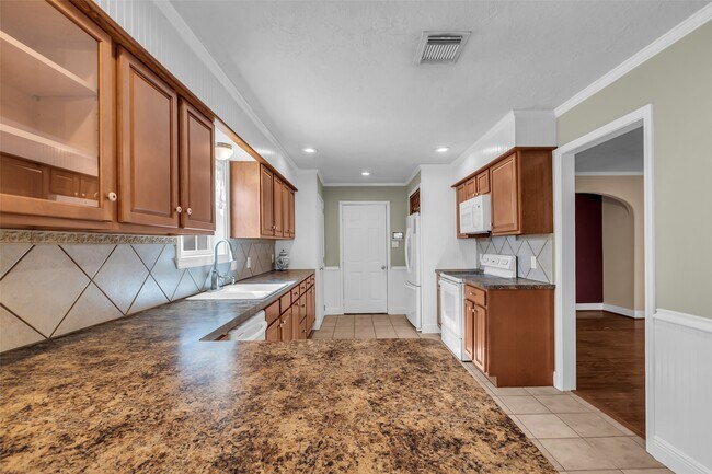 Building Photo - 23826 Farm Hill Dr