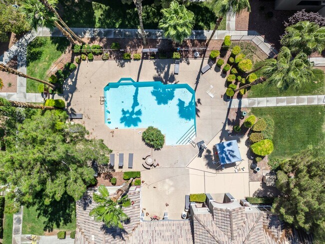 Building Photo - Beautifully maintained 1-story condo in Resort Style Community!