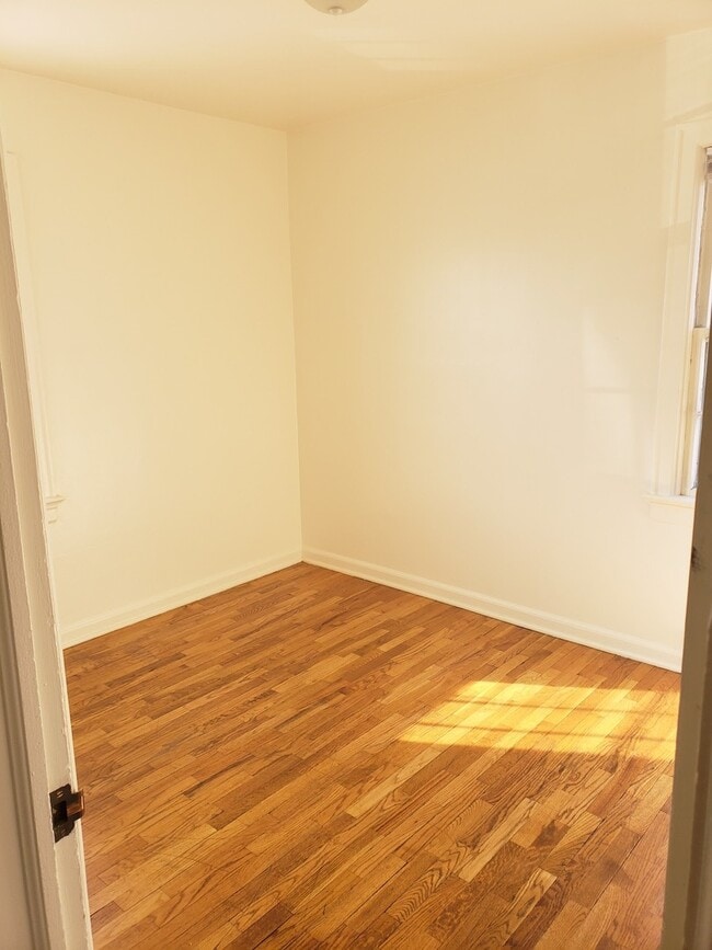 Building Photo - 302 Miles Ave