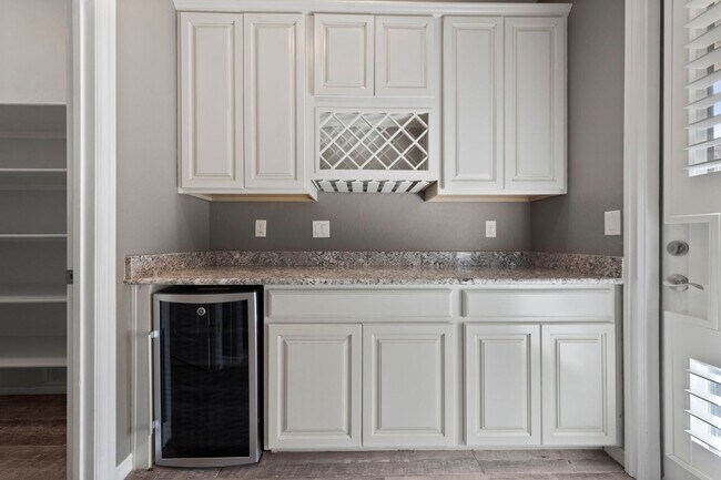 Building Photo - Luxury Living in Henderson's Tuscany: Spacious 4 Bedroom Home with Expansive Yard & More!