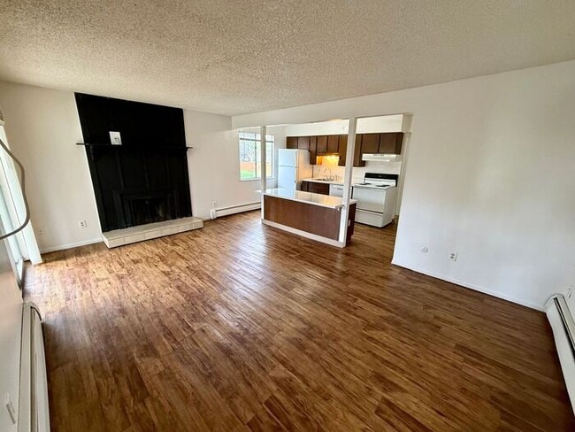 Building Photo - 5 Month lease special, $100/mo off! Priced at $1348 after discount. 2 Bed, 1 Bath Apartment. RENT...