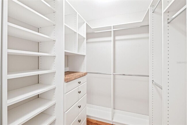 Building Photo - 2305 Edgewater Dr