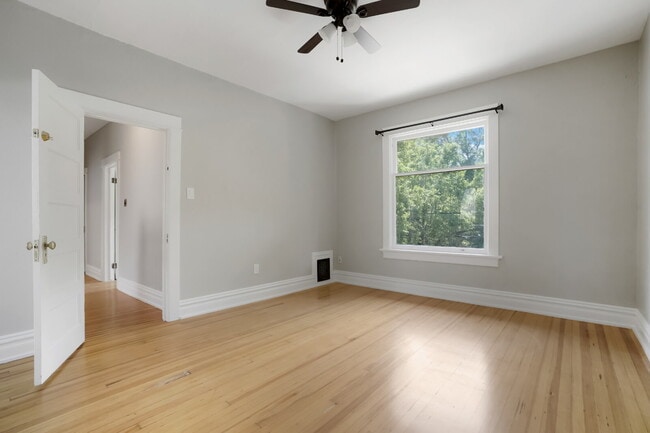 Building Photo - Charming 4 Bed, 2 Bath Town Home in Prime ...