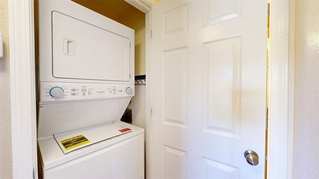 Building Photo - 904 University Oaks Blvd