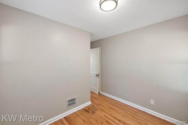 Building Photo - 531 Albany St