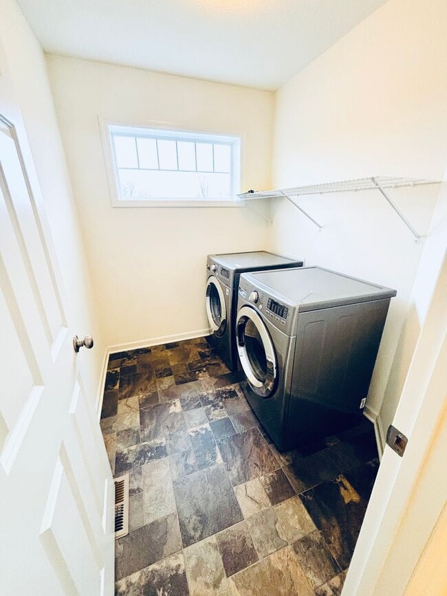 Building Photo - Beautiful 4 Bedroom Single Family Home in Prime Shakopee Neighborhood