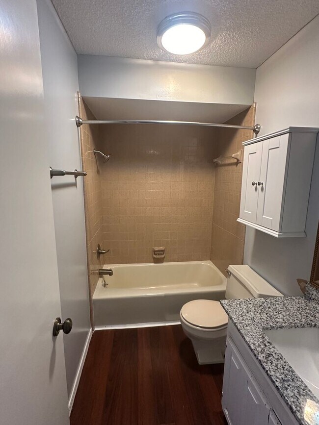 Building Photo - 2 Bed/2 Bath 2nd Floor Condo