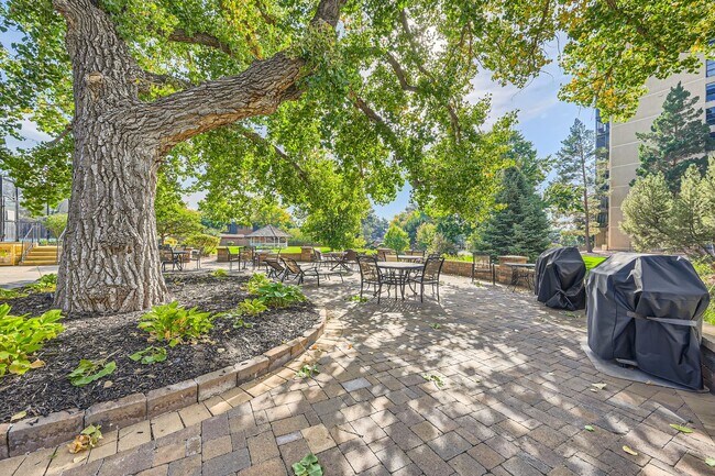 Building Photo - Completely Updated 2 Bedroom 2 Bathroom Condo Available NOW! Garage Parking Included!