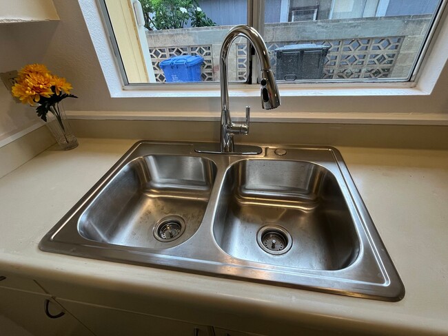 Building Photo - 4/2 SF Home in Royal Kunia!