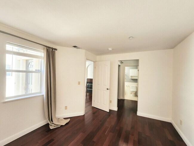 Building Photo - Spacious 3 bedroom condo