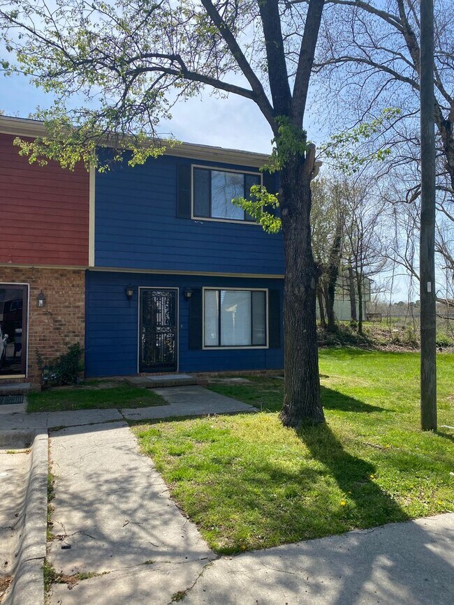 Building Photo - REDUCED!!!! 2 bedroom, 1.5 bath end unit Townhouse near Forest Hills Shopping Center and Downtown...