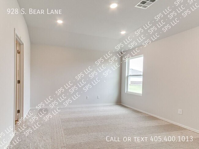 Building Photo - 928 S Bear Ln