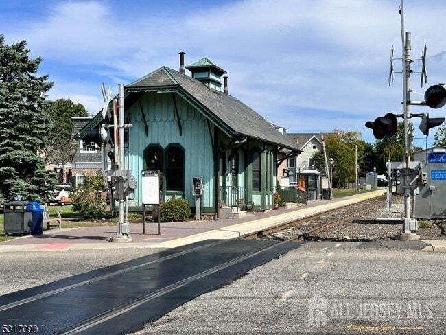 Building Photo - 107A S Maple Ave