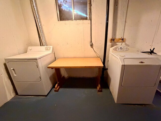 Building Photo - Lovely 5-bedroom, 2¾-bath home located in the heart of Old Town Firestone!