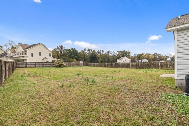 Building Photo - 3 Bedroom 2 Bathroom Home