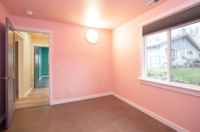 Building Photo - Convenience Meets Charm in this 3 Bedroom ...