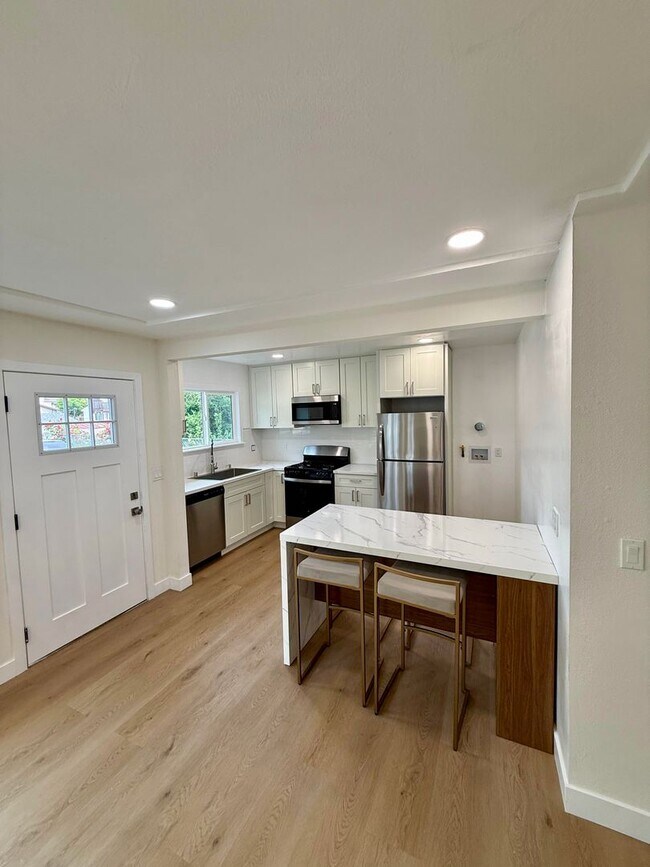 Building Photo - Completely Remodeled Single Family House!