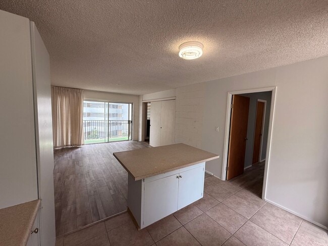 Building Photo - Fresh 2/1 Makiki Heights Condo with 1 Parking, Lanai, Pool, Open floor plan, & Walk-in closet