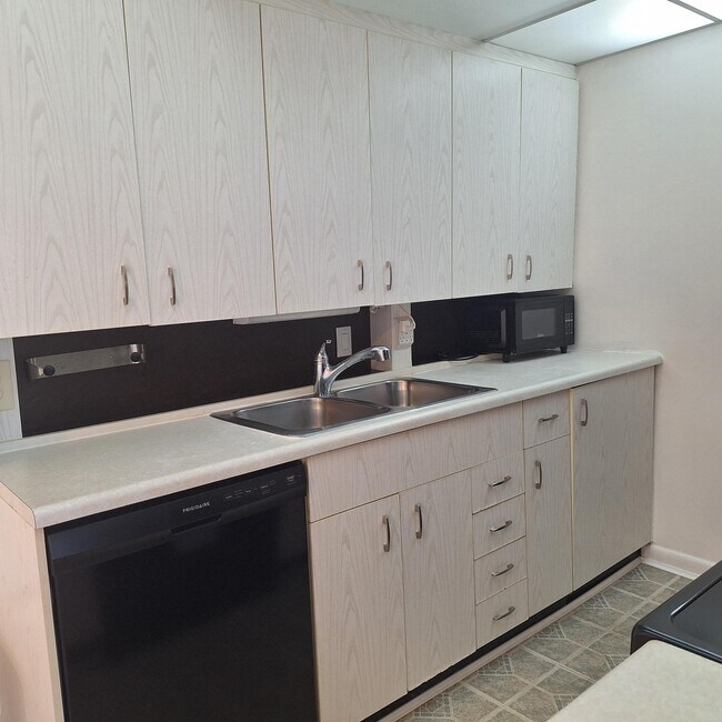 Building Photo - 4007 Cornwall A