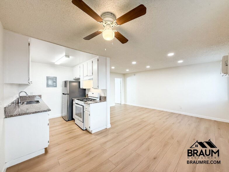 Building Photo - 6612 Sylmar Ave