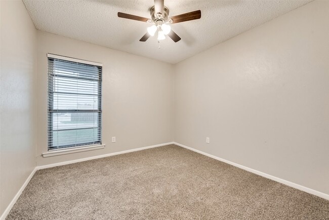 Building Photo - 1812 Ravenswood Dr N