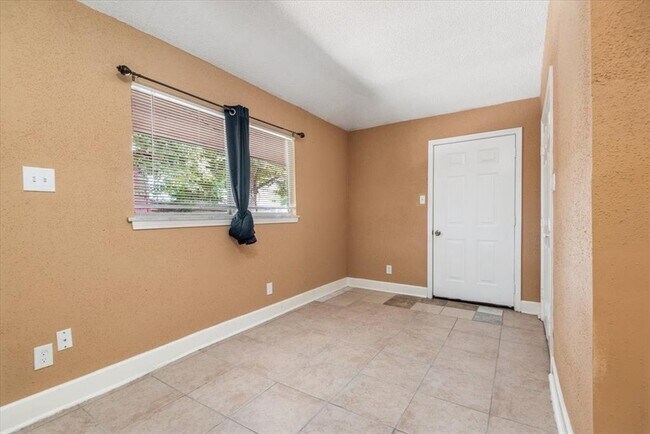 Building Photo - 8630 Valley S Dr