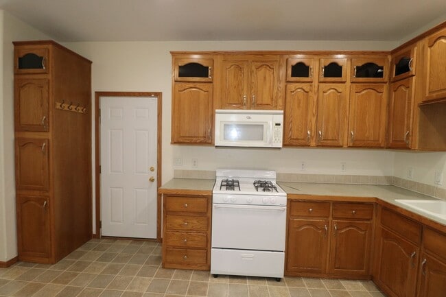 Building Photo - Spacious Home for rent!