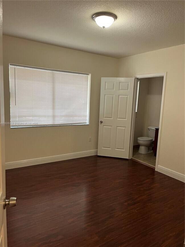 Building Photo - 2880 Pine Tree Dr