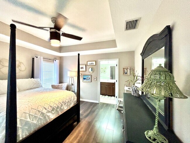 Building Photo - 2/2 UNFURNISHED - ADORABLE BUNGALOW- WITH GARAGE/GATED COMMUNITY