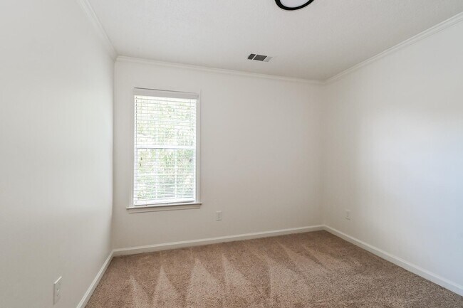 Building Photo - 9406 Slezenger Ln