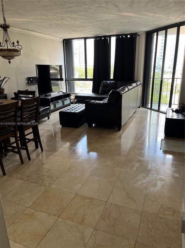 Building Photo - 520 Brickell Key Dr