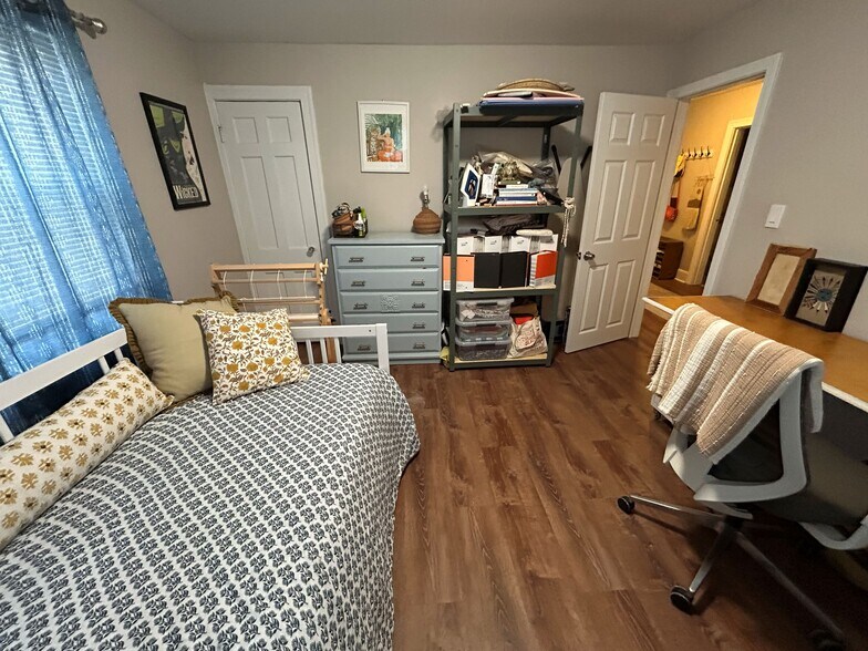 Building Photo - 121 Maple St