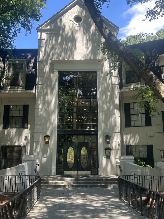 Building Photo - 2301 Pine Heights Dr NE