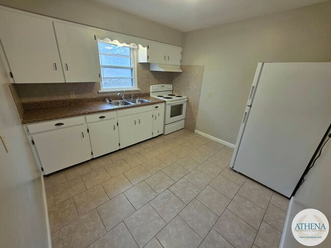 Building Photo - 3 Bedroom / 1 Bath House - SIZABLE YARD & W/D INCLUDED