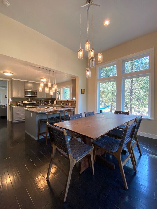 Building Photo - Short-Term Special $500 OFF First Month Rent | Short-Term Lease