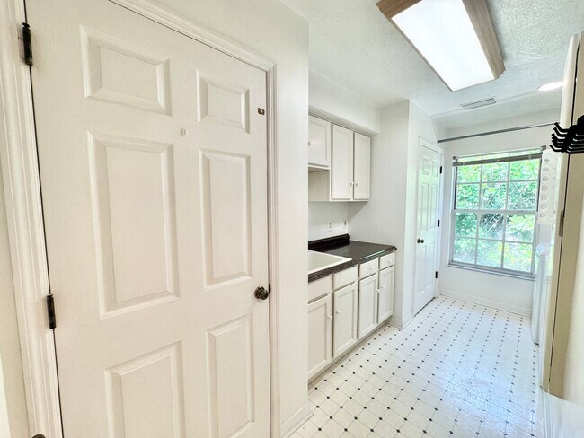 Building Photo - ** BERKSHIRE LAKES ** 3 BED + DEN / 2.5 BA...