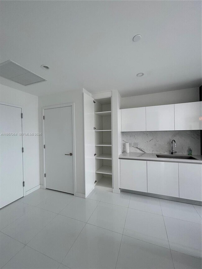 Building Photo - 851 NE 1st Ave