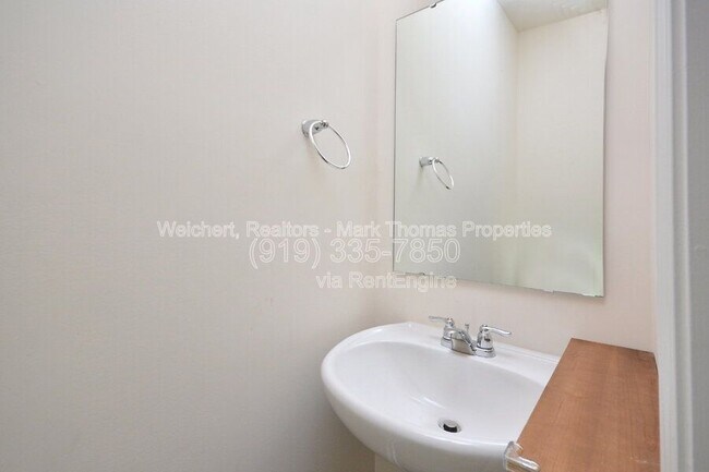 Building Photo - 409 Vassar Dr