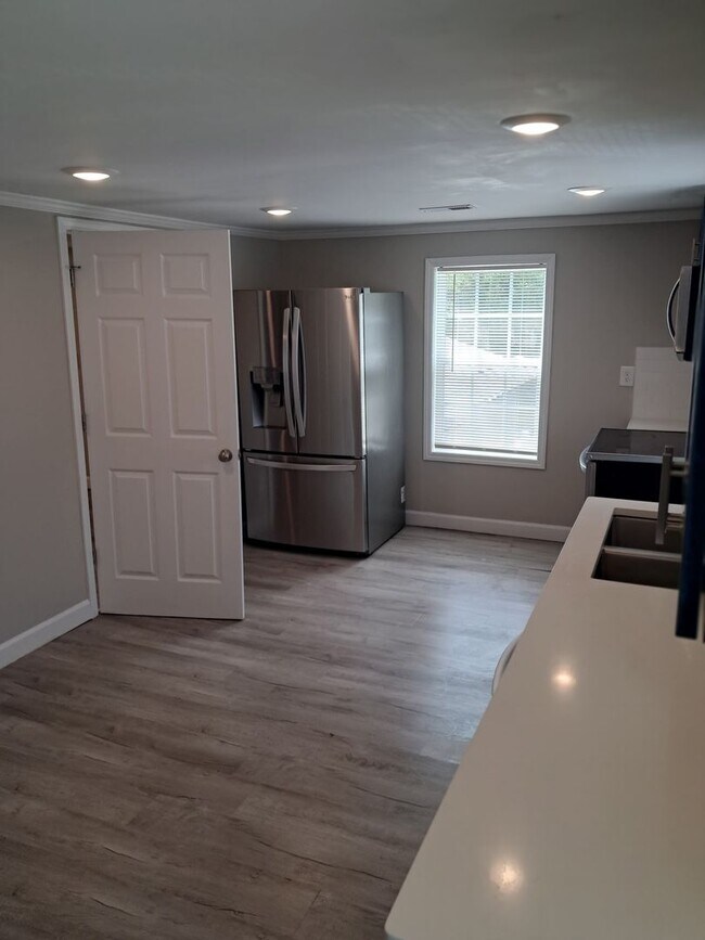 Building Photo - 909 Washington St