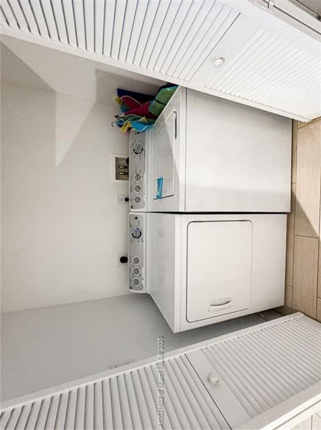 Building Photo - 2600 E Hallandale Beach Blvd