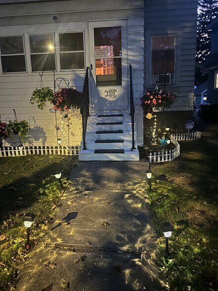 Building Photo - 160 Stafford Ave