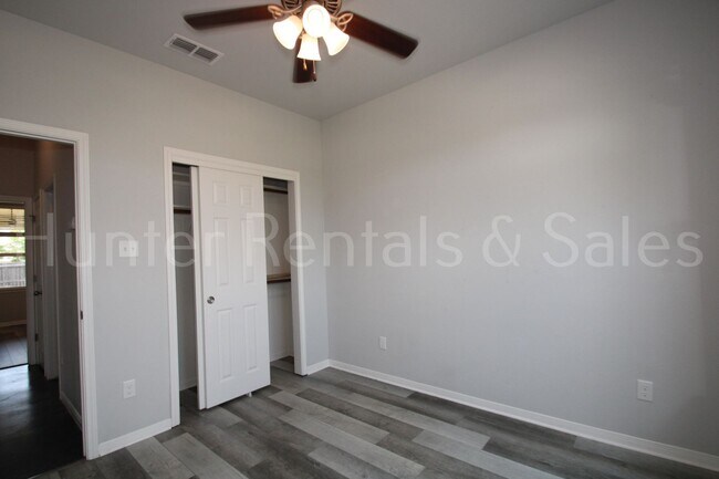 Building Photo - 1619 Neuberry Cliffe